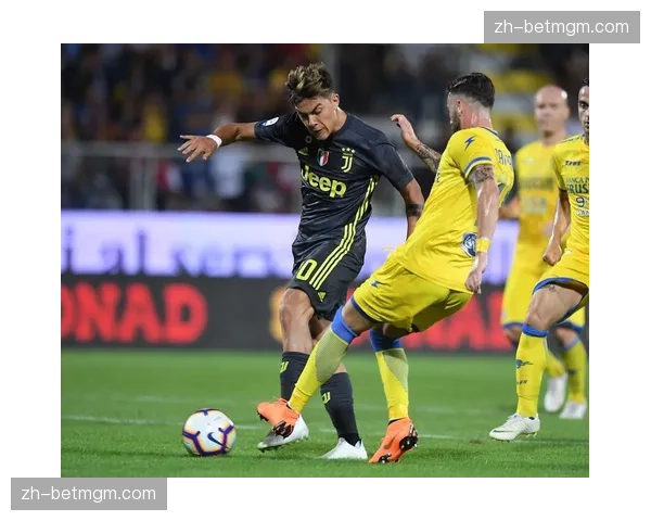 特写：39岁的博努奇代表弗罗西诺内打满全场，赛后向客队球迷致意