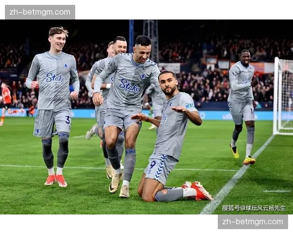 镜头:卢顿门将卡明斯基扑出单刀后,激动捶地怒吼 镜头:卢顿门将卡明斯基扑出单刀后,激动捶地怒吼