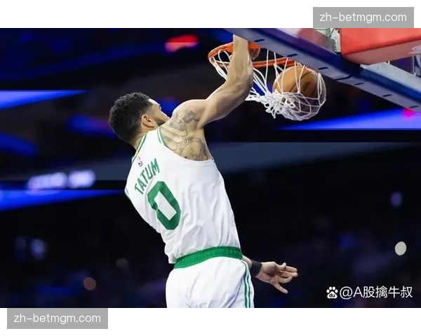 半场战报:凯尔特人控球率领先20个百分点,但快攻得分转化率落后热火。 半场战报:凯尔特人控球率领先20个百分点,但快攻得分转化率落后热火。