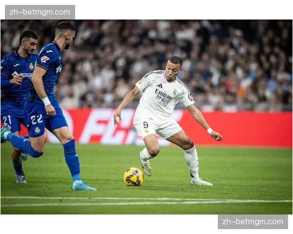贝林厄姆传射,皇马1-2不敌巴黎,次回合面临严峻挑战 贝林厄姆传射,皇马1-2不敌巴黎,次回合面临严峻挑战