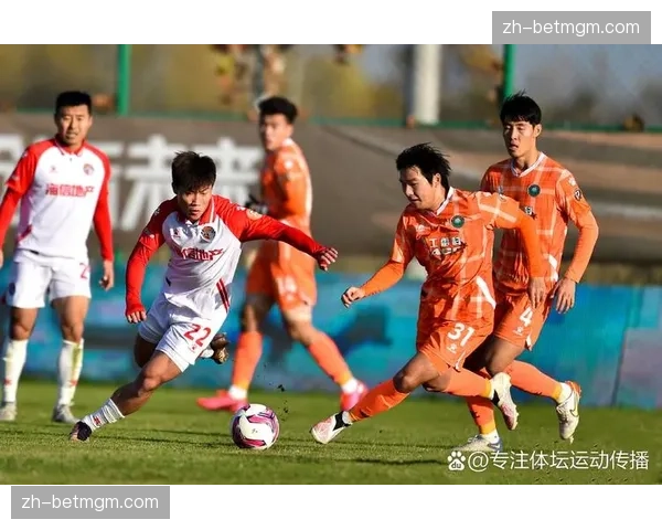 暖心一幕:球童迅速捡回皮球,帮助主队完成快发界外球并取得进球 暖心一幕:球童迅速捡回皮球,帮助主队完成快发界外球并取得进球