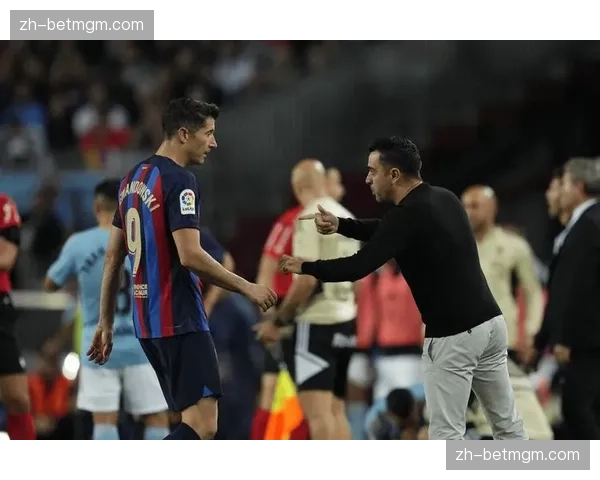 特写:在巴塞罗那街头,球迷们热议欧冠资格与俱乐部夏季转会策略 特写:在巴塞罗那街头,球迷们热议欧冠资格与俱乐部夏季转会策略